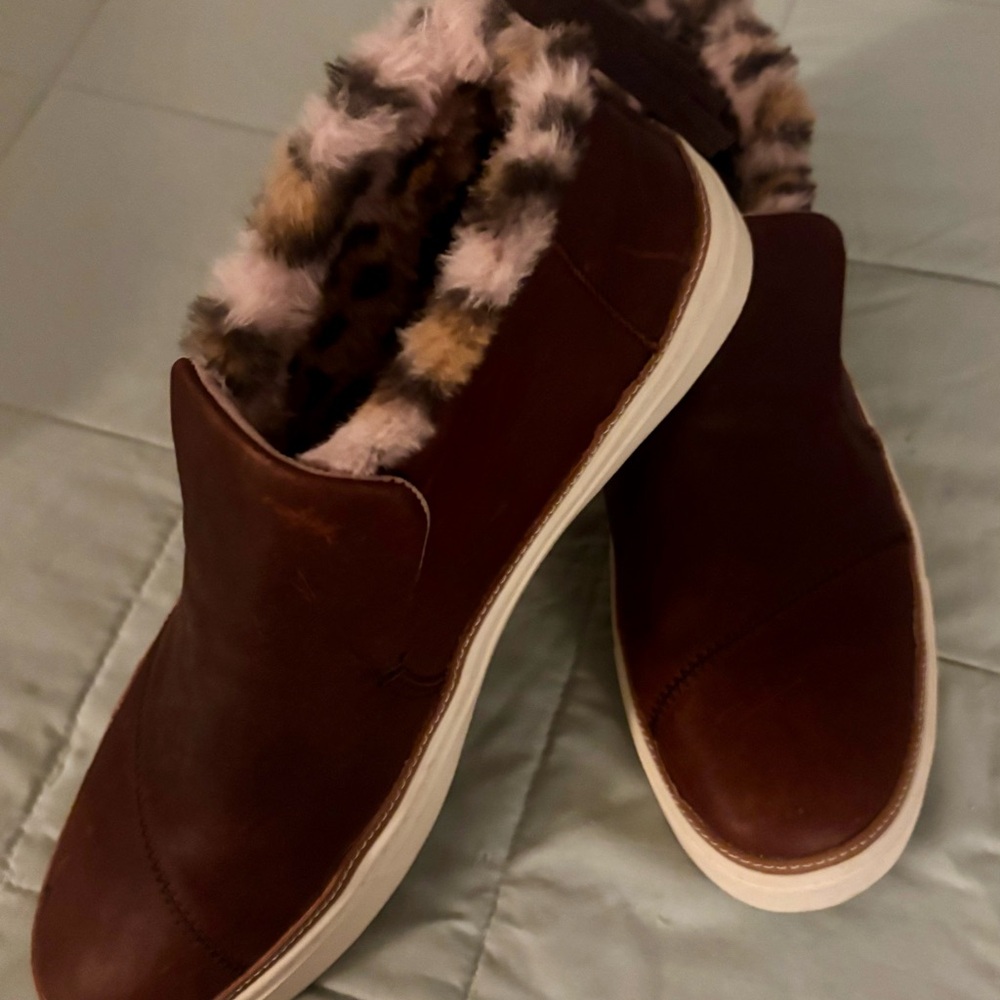 SOLD Tom’s Paxton ankle sneaker/bootie